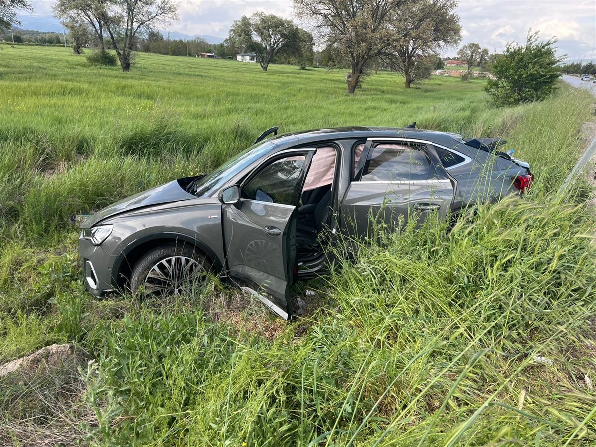 Uşak'taki 2 otomobilin çarpışması sonucu 7 kişi yaralandı