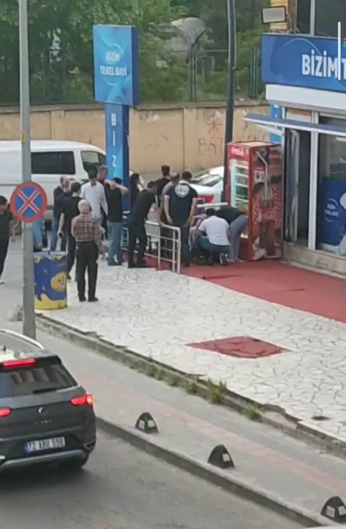 Yüzü maskeli şüphelinin silahlı saldırısında yaralandı