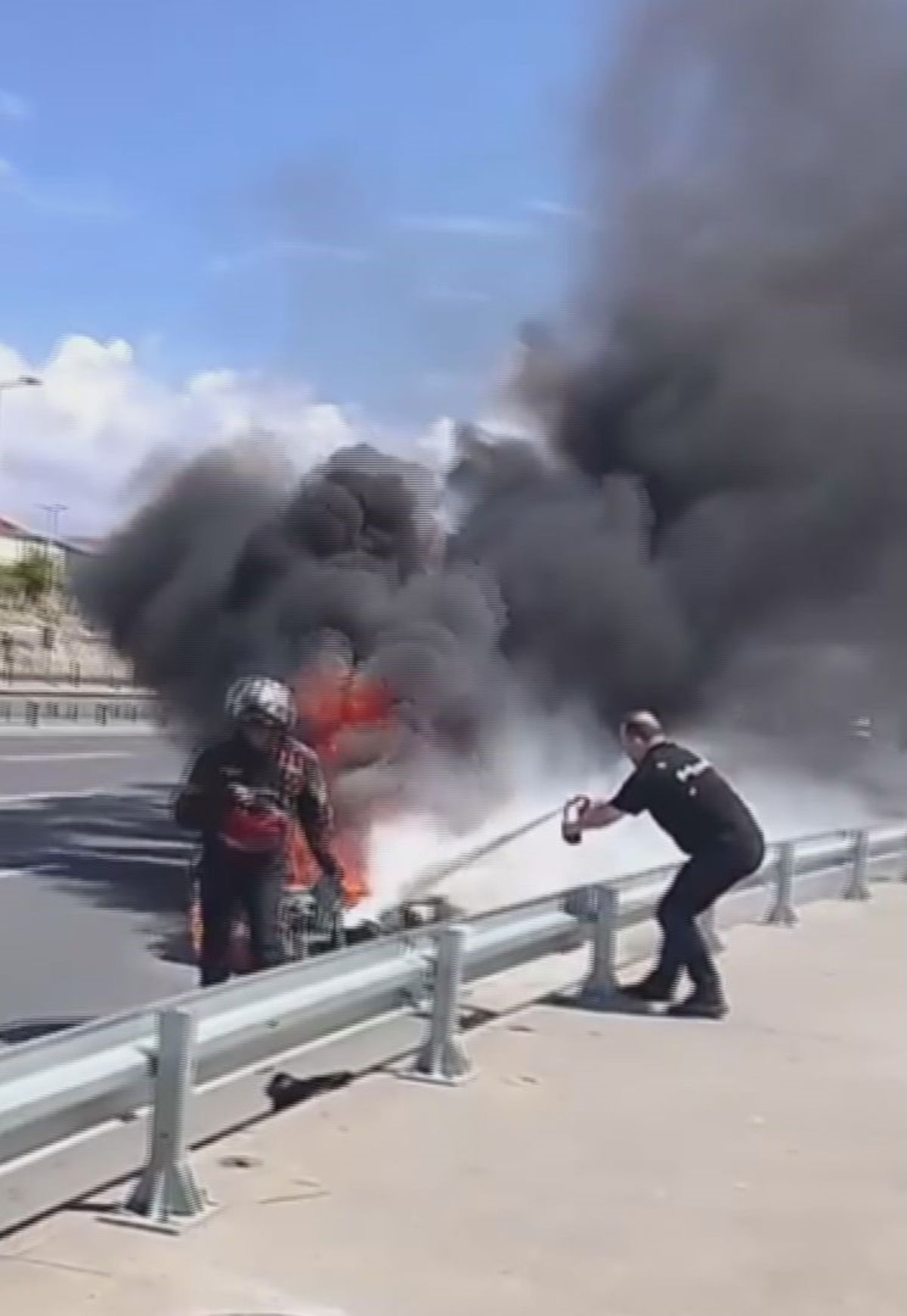 Zeytinburnu'nda seyir halindeki motosiklet alev alev yandı