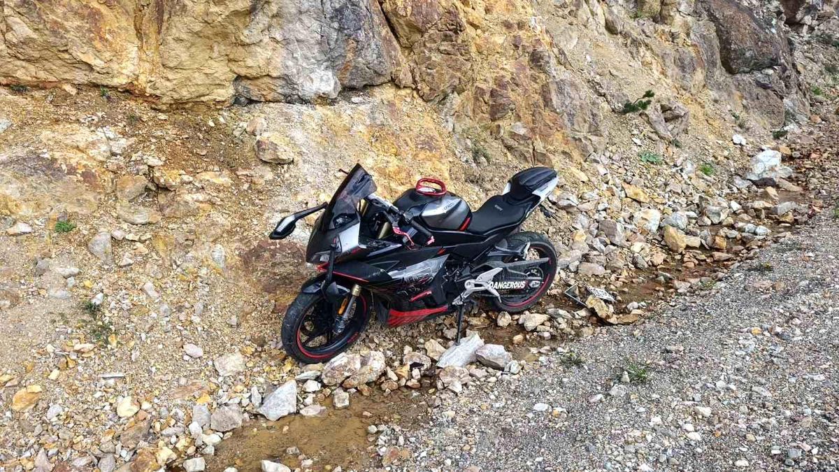 Zigana'da feci kaza: Bariyerlere çarpan motosikletten savrulan 2 genç uçuruma düştü