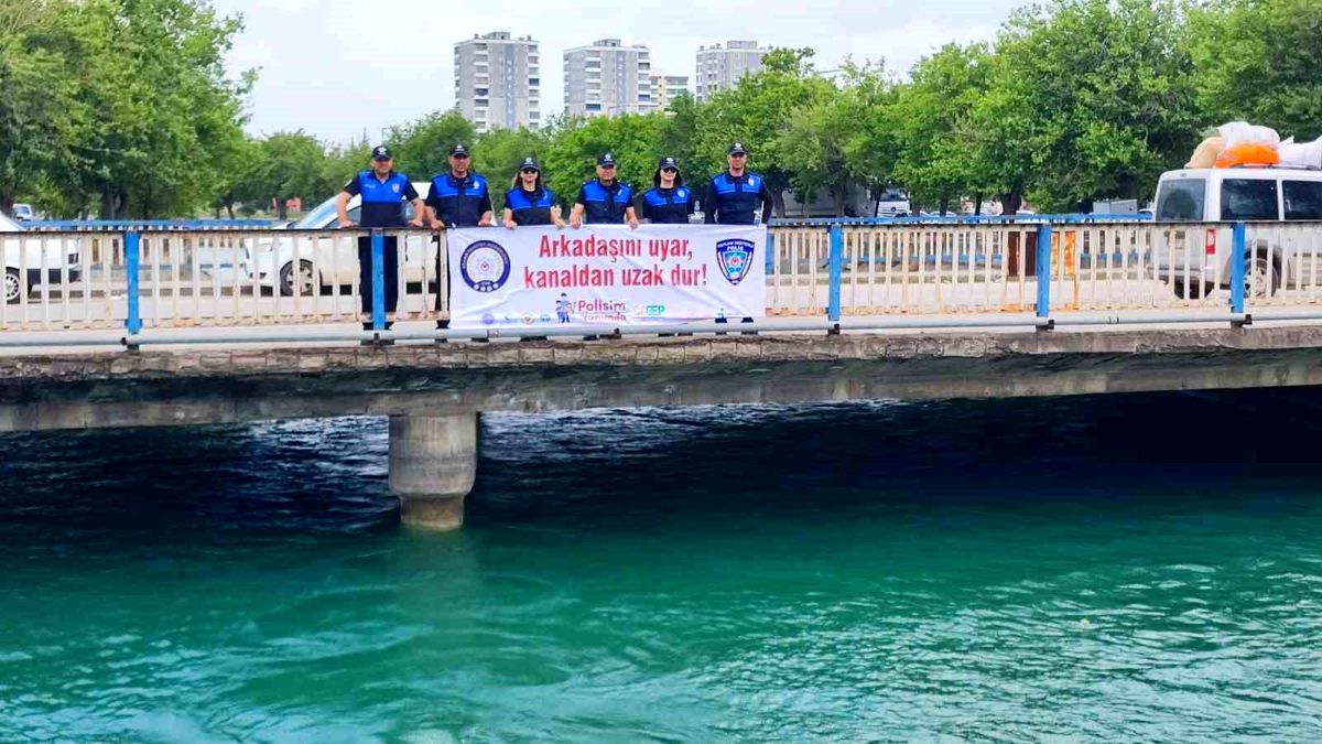 Adana'da polis kağıt oyununa ara verdirip, boğulma bilgilendirmesi yaptı