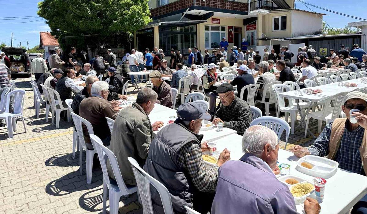 Ahlatlıburun Köyü'nde Geleneksel Hayra 3 Bin Kişi Katıldı
