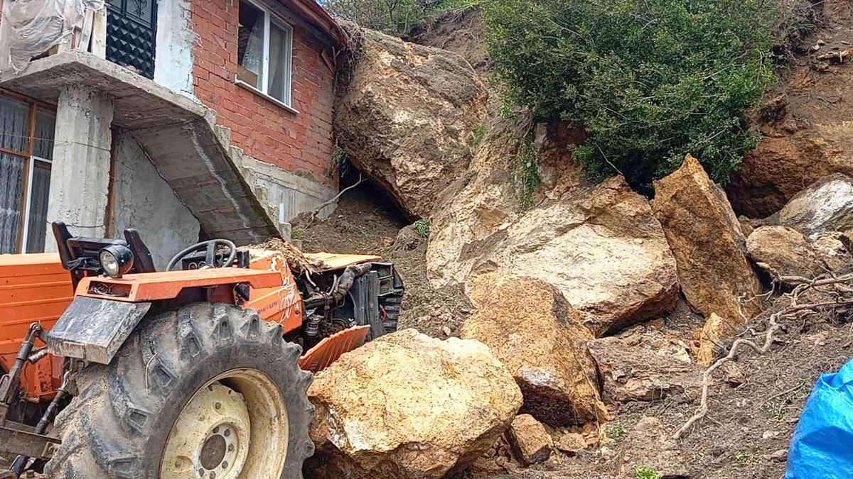 Amasya'da kaya parçaları ev ve traktörün üstüne düştü