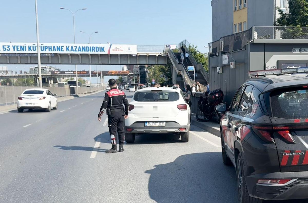 Avcılar'da otomobilin çarptığı motosikletli bariyerlere sıkıştı