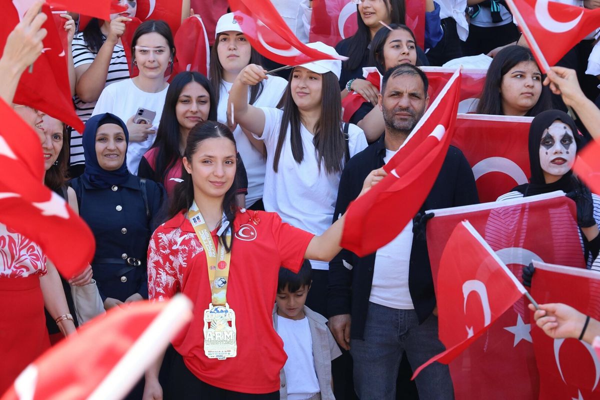 Avrupa Şampiyonu Nehir'e Turgutlu'da coşkulu karşılama
