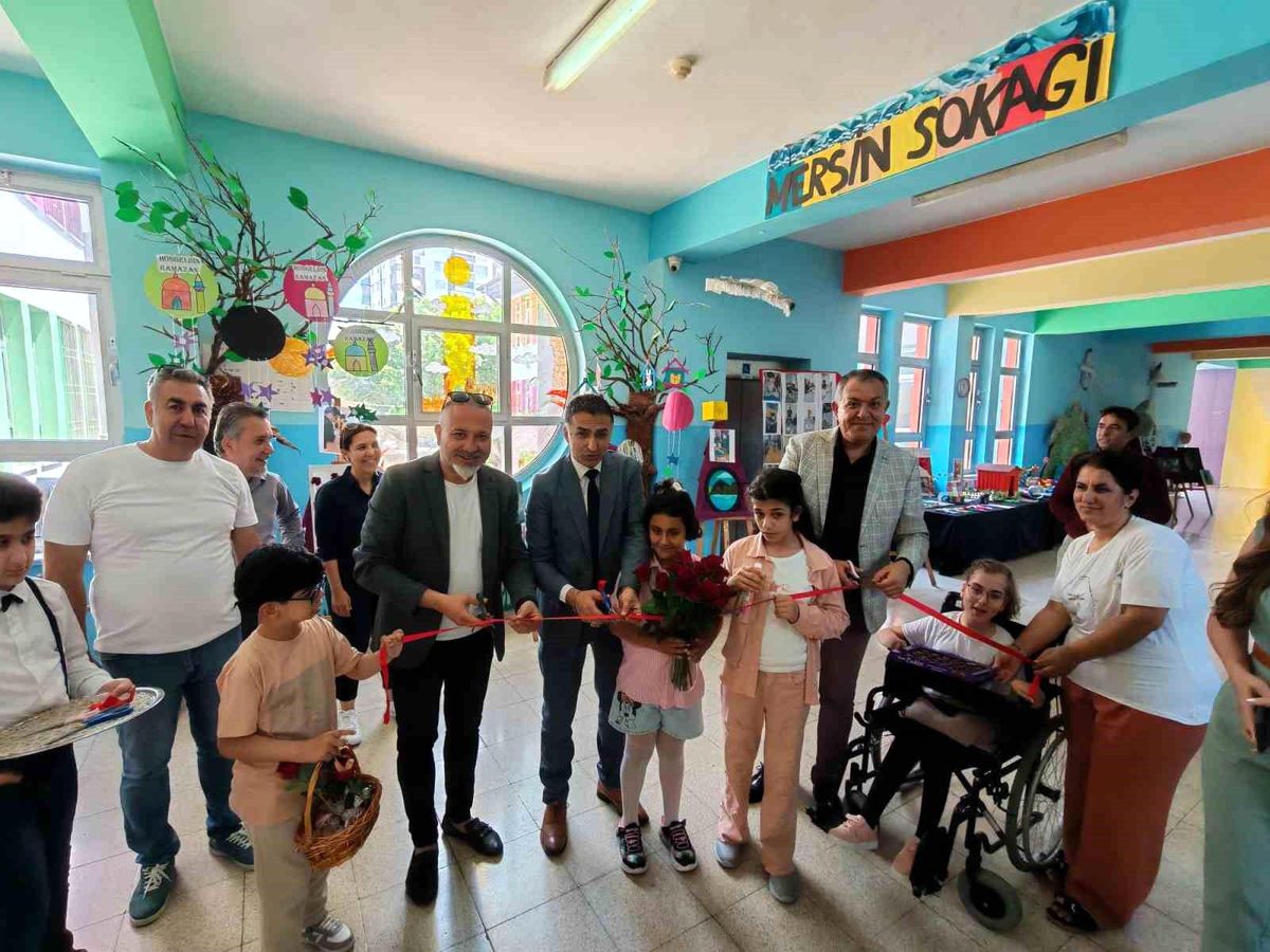 'Aynı gökyüzünün farklı yıldızlarıyız' sergisi büyük beğeni topladı