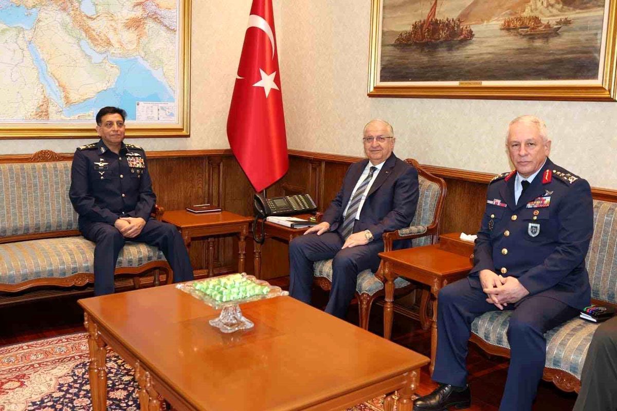 Bakan Güler, Pakistan Hava Kuvvetleri Komutanı Orgeneral Sidhu'yu kabul etti