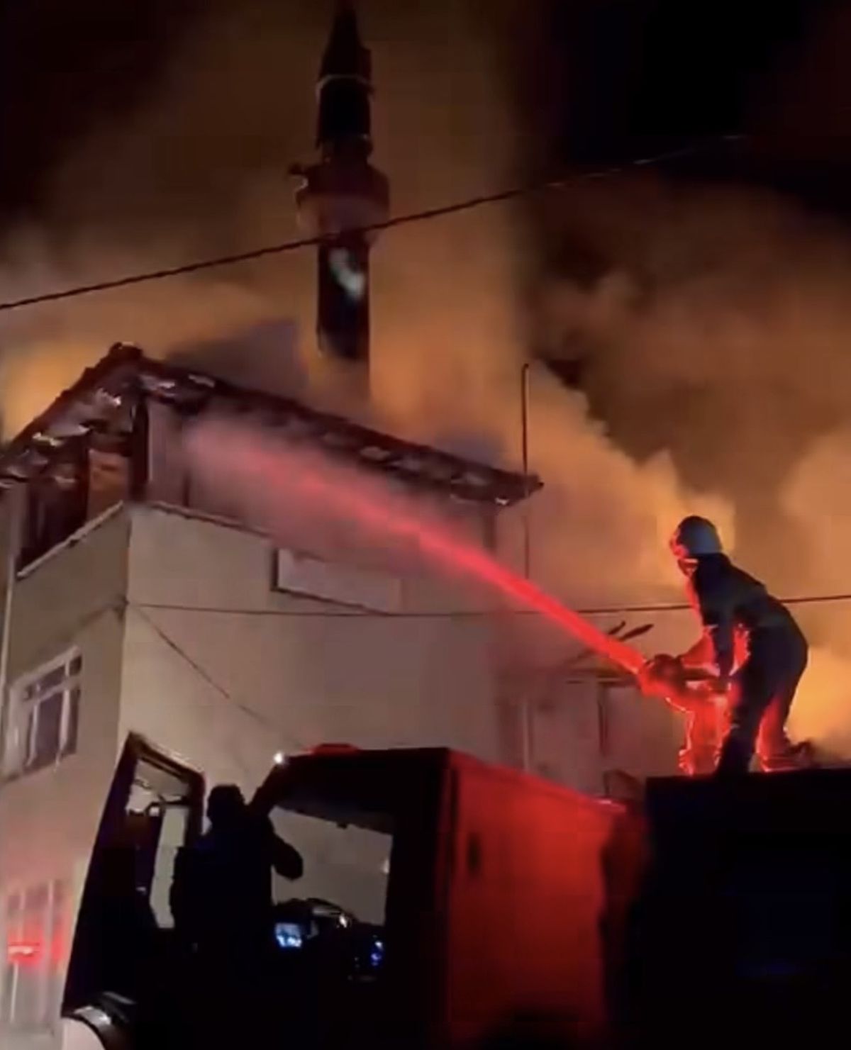 Bartın'da evde çıkan yangın, köy konağı ve camiye sıçradı