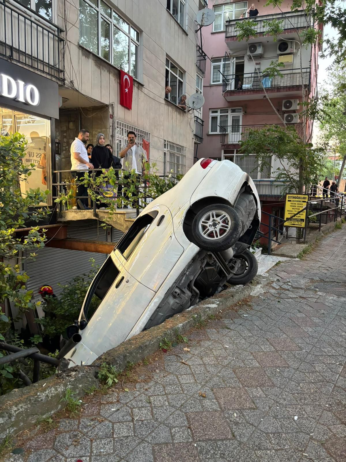 Beyoğlu'nda alkollü sürücü önce taksiye çarptı, ardından binanın merdiven boşluğuna düştü