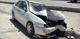 Burdur'da aydınlatma direğine çarpan otomobilin sürücüsü yaralandı