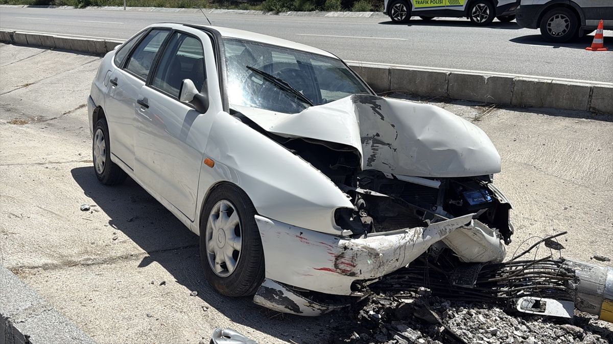 Burdur'da aydınlatma direğine çarpan otomobilin sürücüsü yaralandı