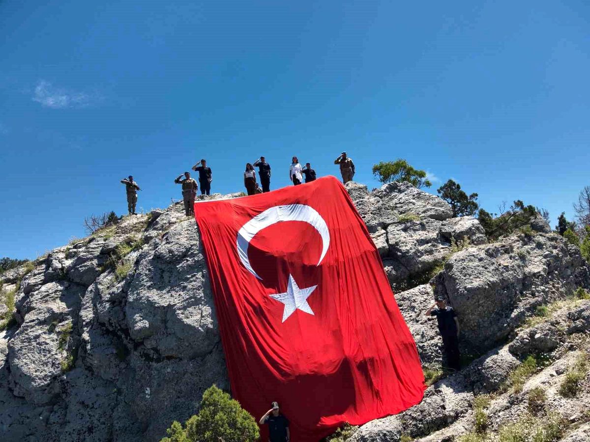 Burdur'da jandarmadan 54 metrekarelik dev Türk bayrağı