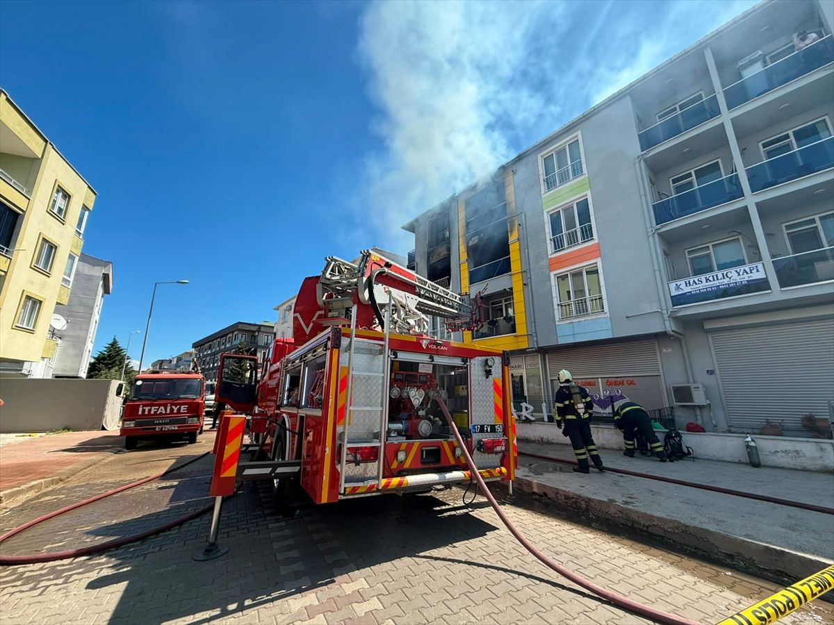 Çanakkale'de 3 katlı apartmanda çıkan yangın söndürüldü