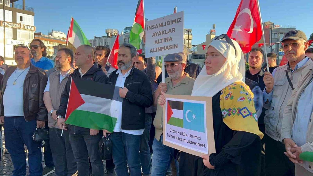 Çanakkale'de Sumud Filosu'na destek gösterisi