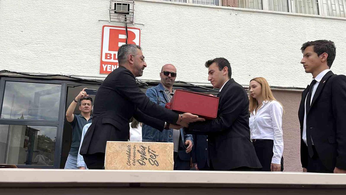 Çanakkale Şehitliği'nden Konya Lisesi'ne Bayrak Teslimi