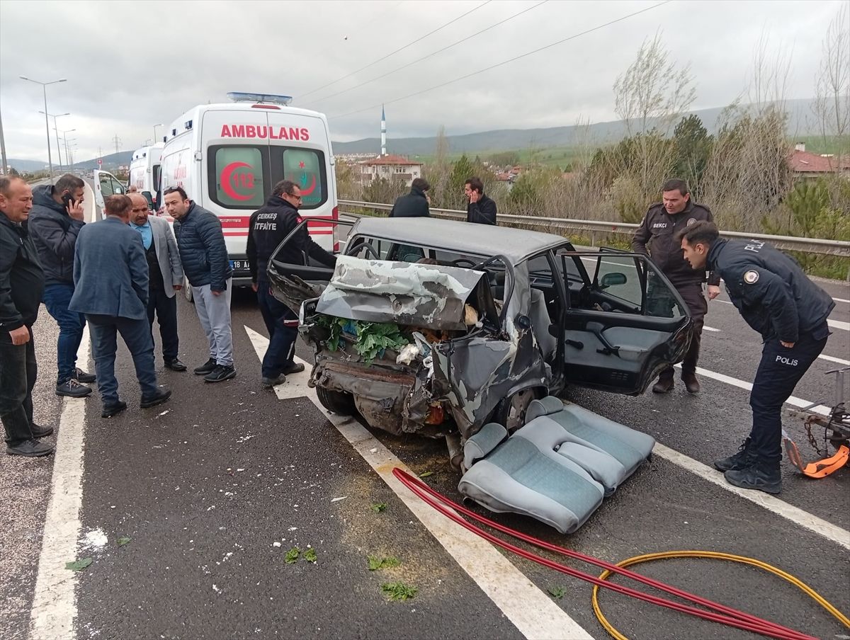Çankırı'da panelvanın park halindeki otomobile çarpması sonucu 3 kişi öldü, 5 kişi yaralandı