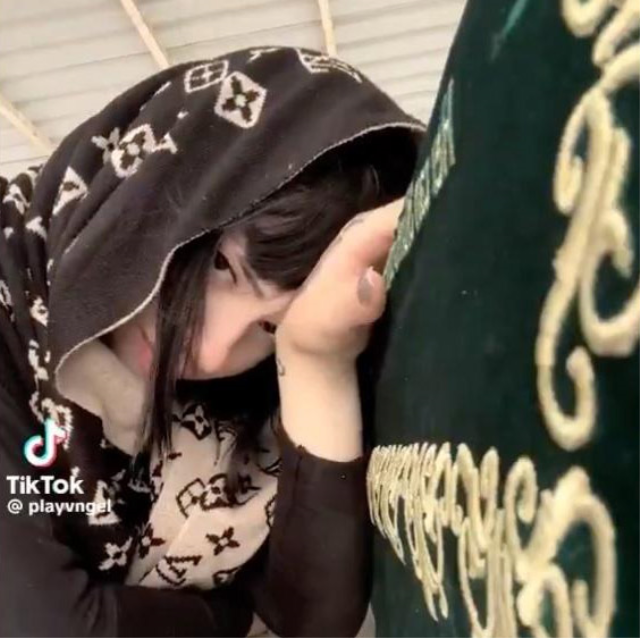 cenazede tiktok videosu ceken 74947343 6220 1 m