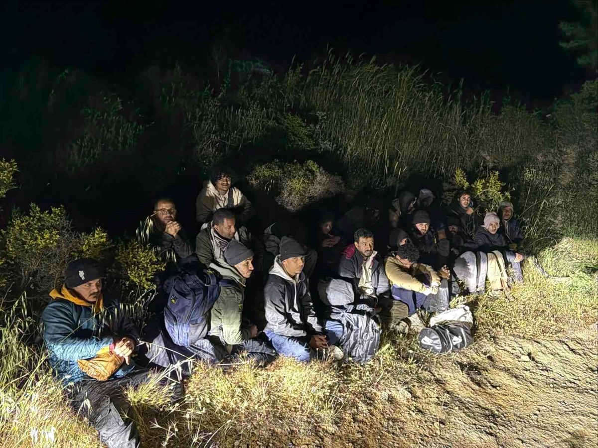 Çeşme'de 21 kaçak göçmen yakalandı, 1 organizatör tutuklandı