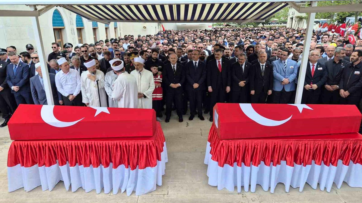 Çorlu'da şehit polislere son görev