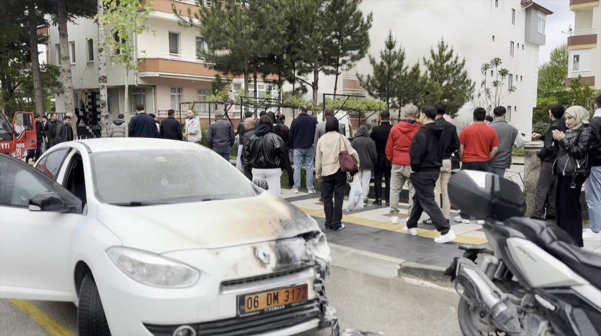 Çorum'da kameriyede çıkan yangın park halindeki 2 araçta hasara neden oldu