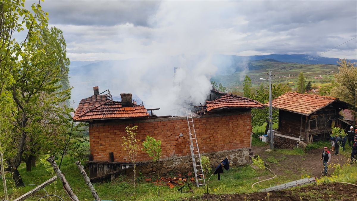 Çorum'da yangın çıkan ev kullanılamaz hale geldi