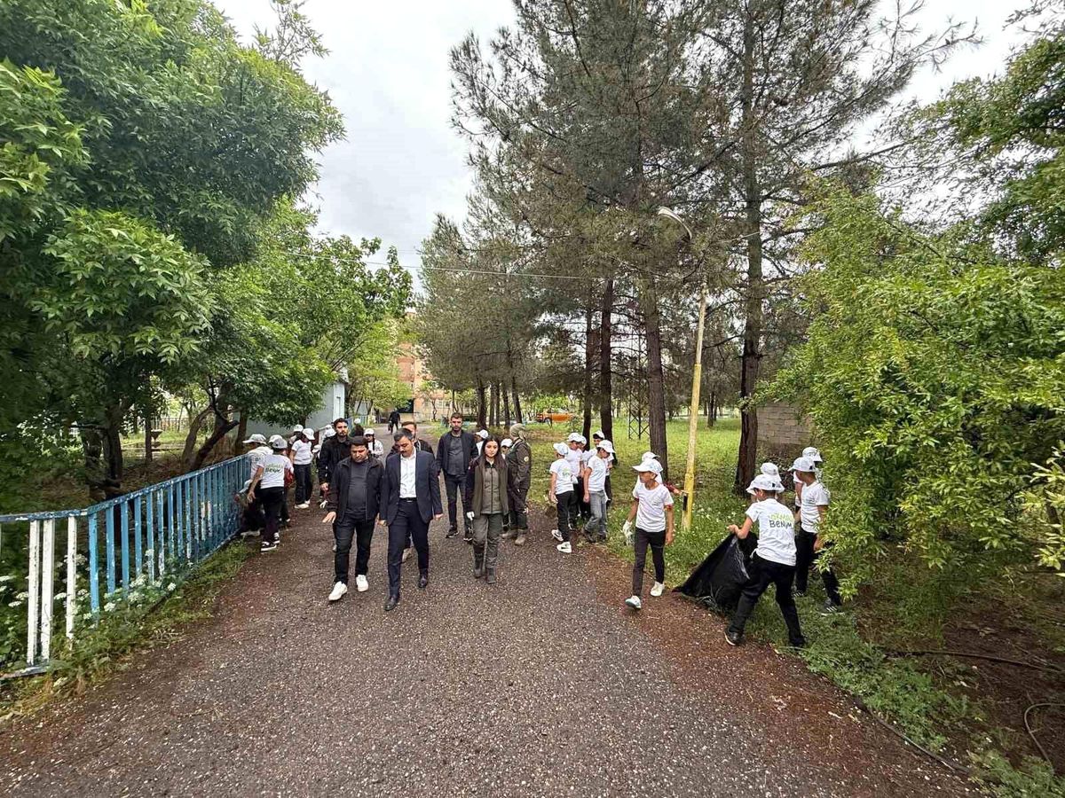 Dicle Kaymakamı Mustafa Atış, yeşil vatan için öğrencilerle birlikte okul bahçesini temizledi