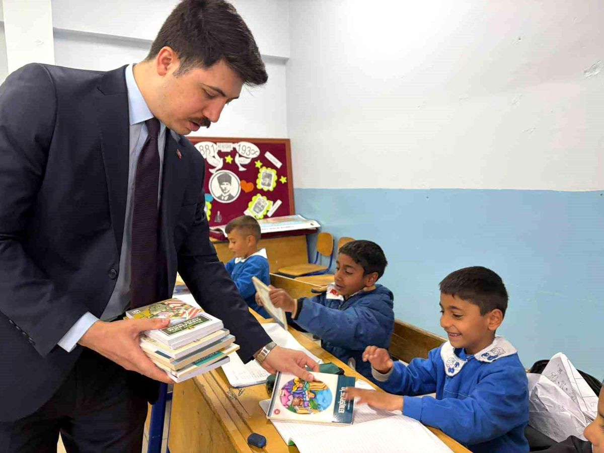 Digor Kaymakamı Kahraman'dan Derinöz köyü okuluna ziyaret