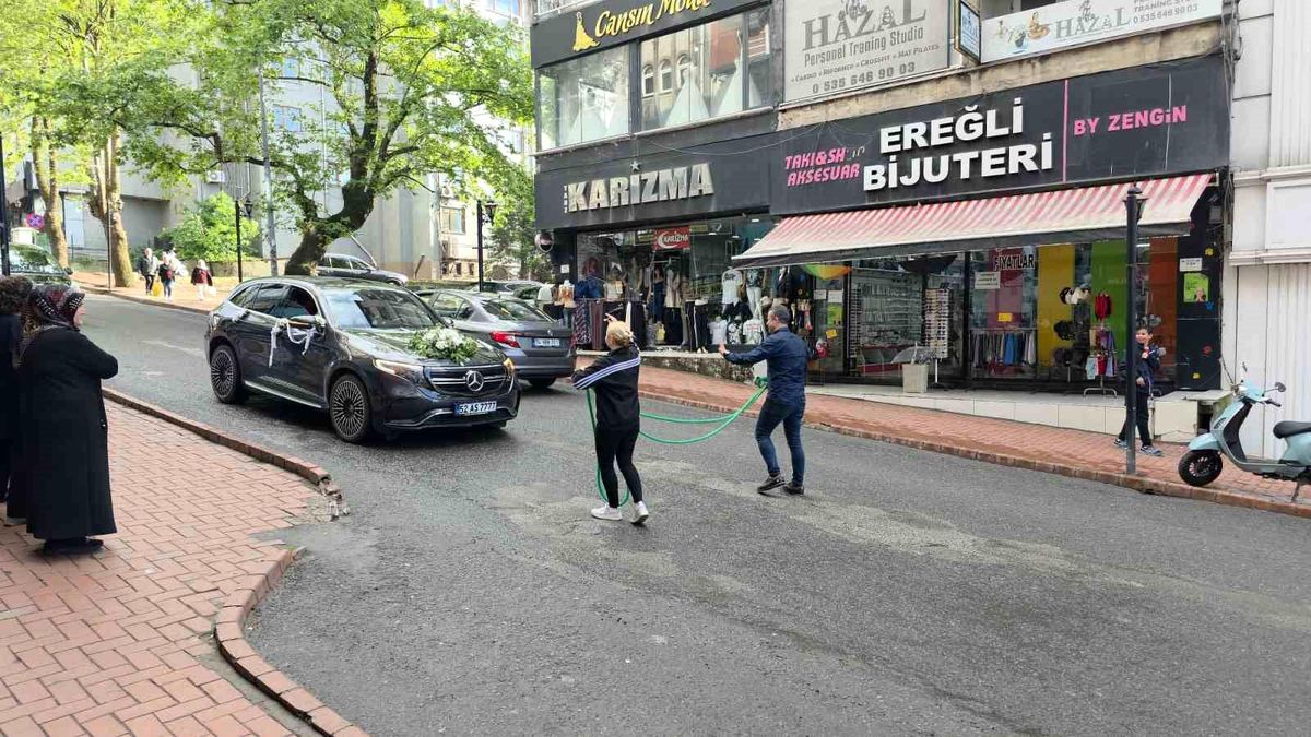 Düğün konvoyunu zincirli sürpriz durdurdu