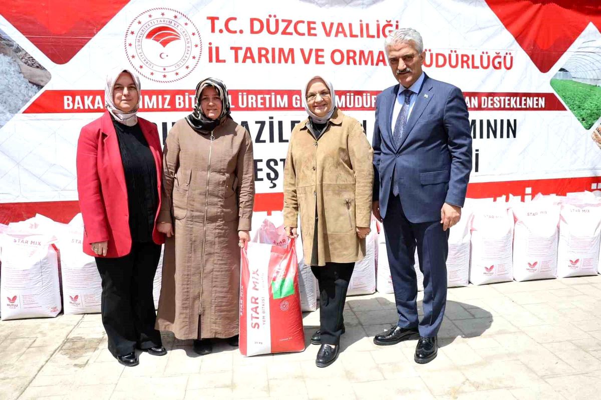 Düzce'de çiftçilere yem bitkisi tohumu dağıtıldı