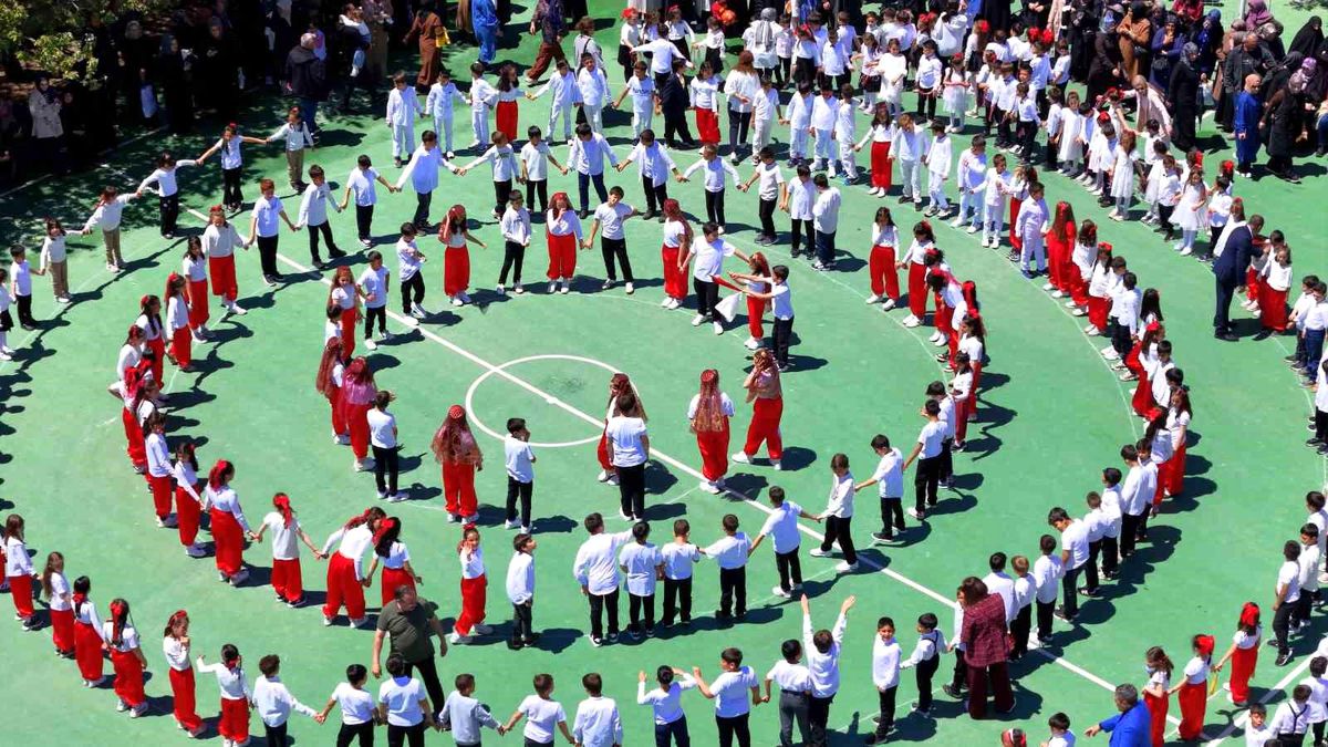 Erzincan'da 500 kişi düz halay oynadı