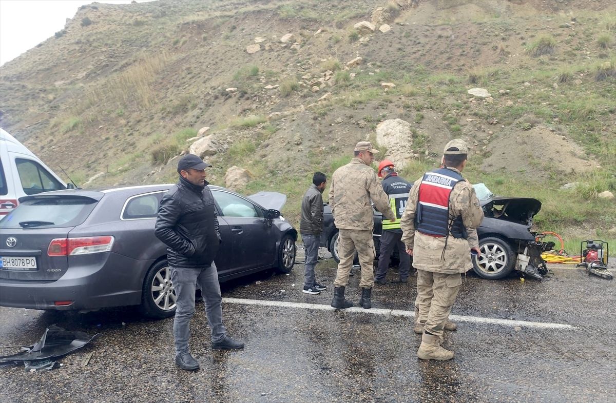 Erzurum'da 2 otomobilin çarpıştığı kazada biri ağır 5 kişi yaralandı