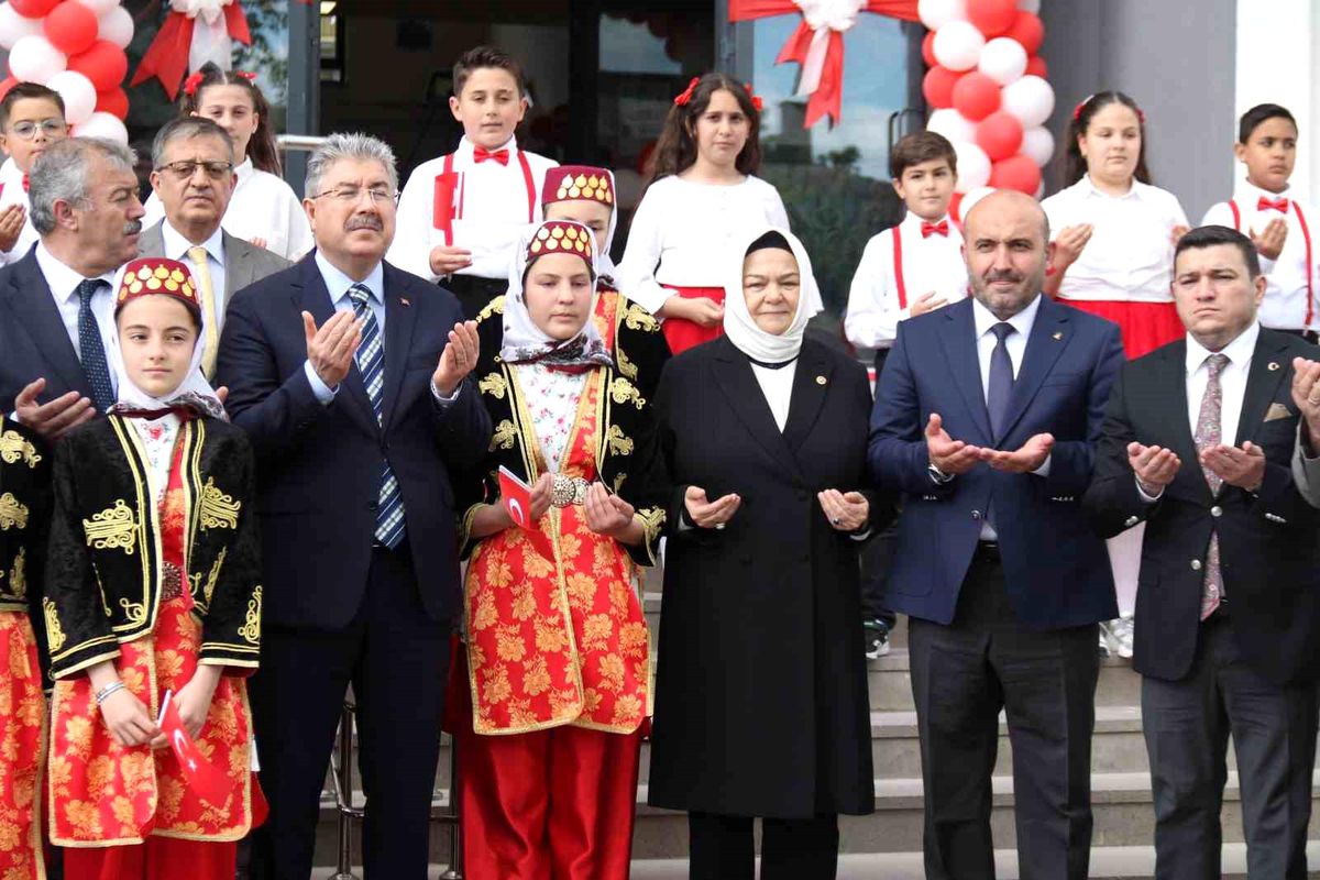 Eskişehir'de Doktor Mustafa Çamkoru Ortaokulu açıldı