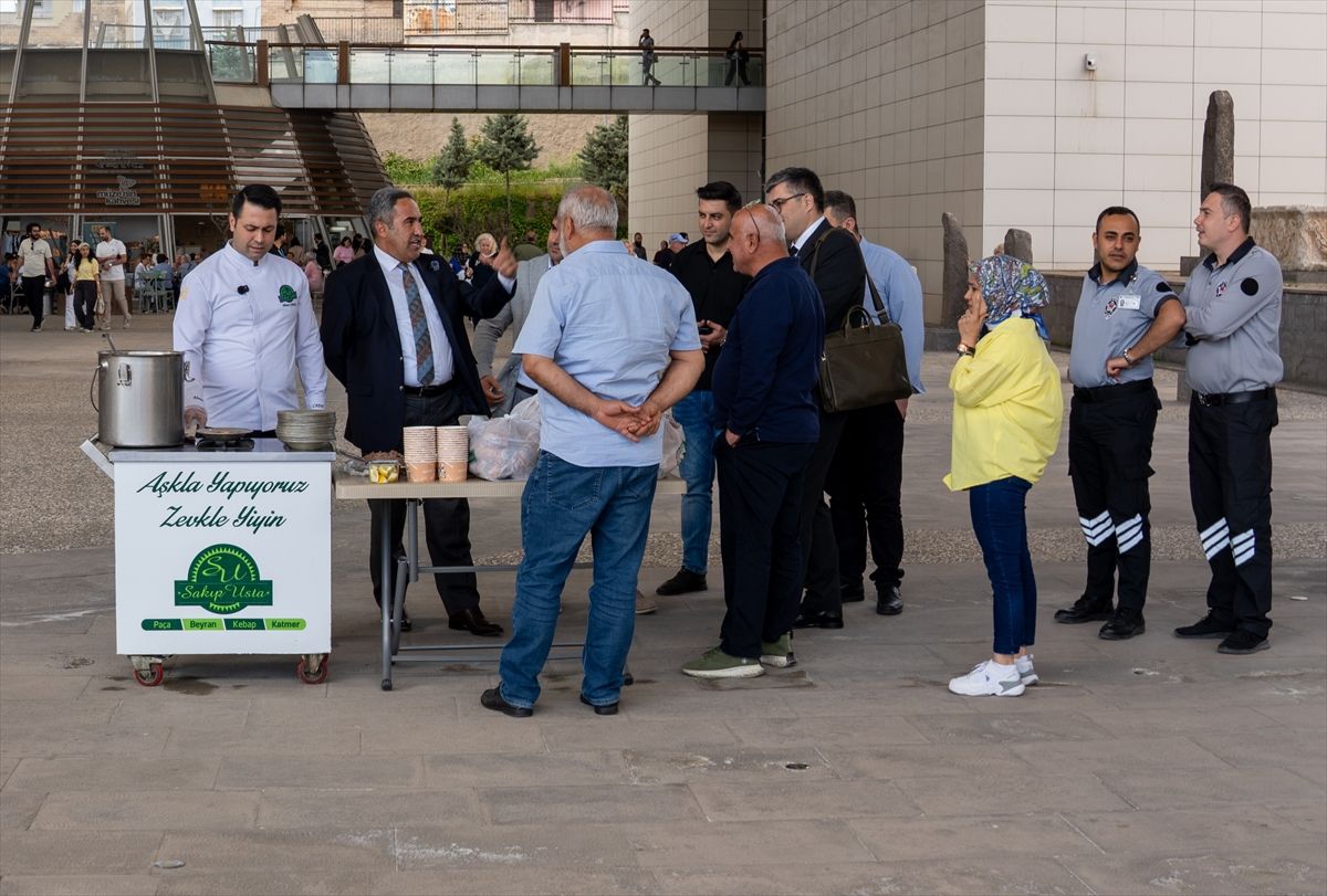 Gastronomi kenti Gaziantep'te, Müzeler Haftası kapsamında ziyaretçilere beyran ikram edildi