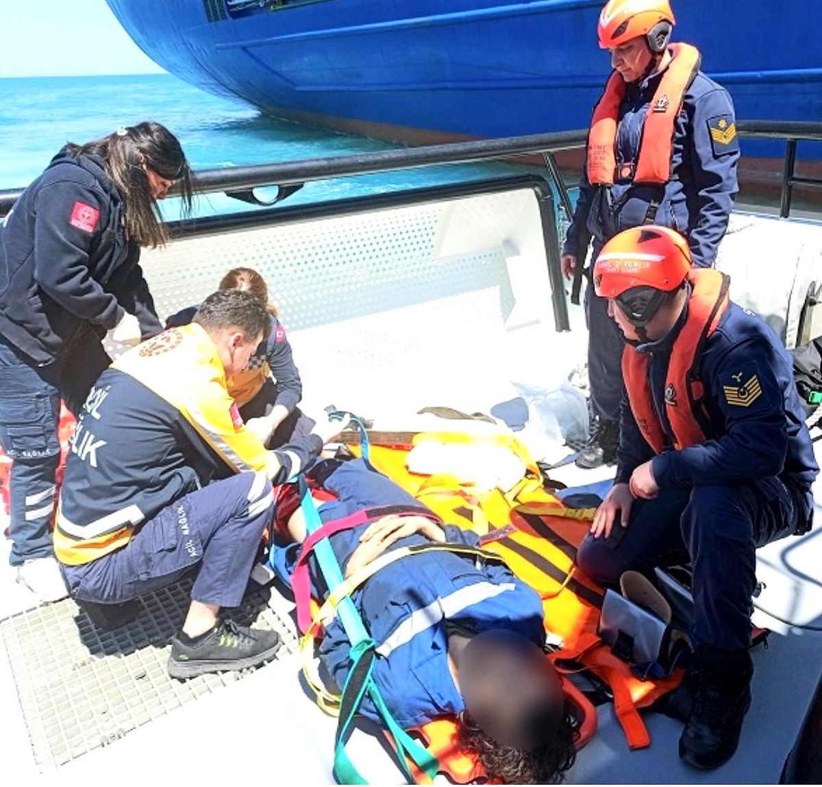 Gemide yaralanan personelih yardımına sahil güvenlik yetişti