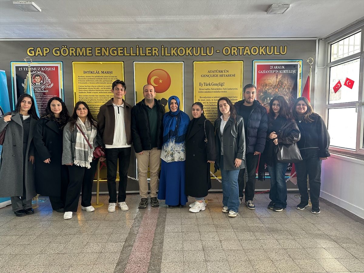 GİBTÜ öğrencileri görme engellilere rehberlik yaptı
