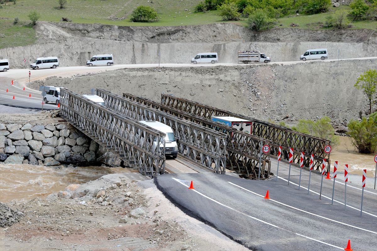 Hakkari-Van kara yolundaki alternatif güzergahta inşa edilen ikinci panel köprü de açıldı