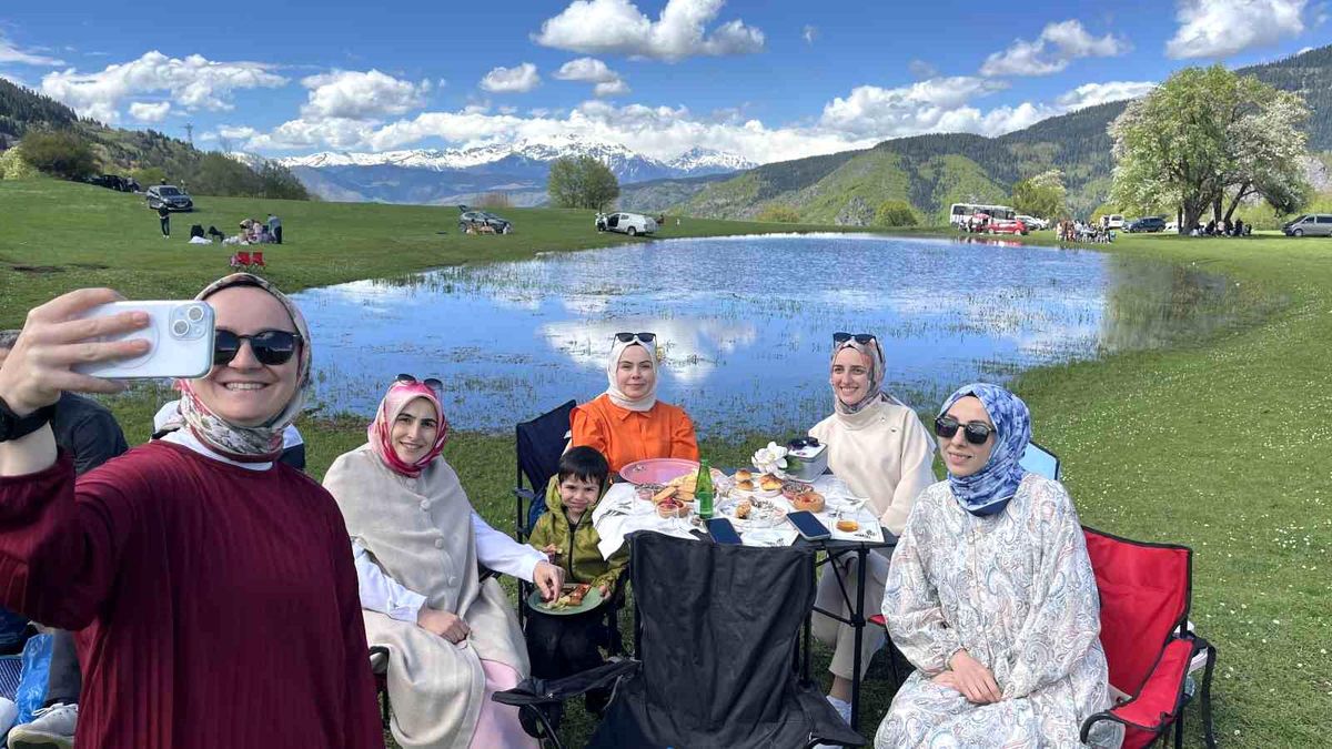 İki ay sonra kuruyacak göl için kilometrelerce yol geldiler