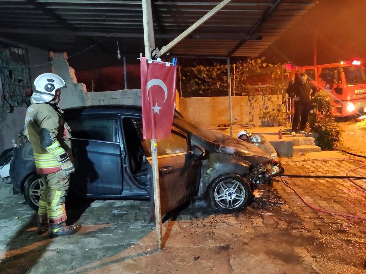 İskenderun'da otomobilin motorundan alevler yükseldi