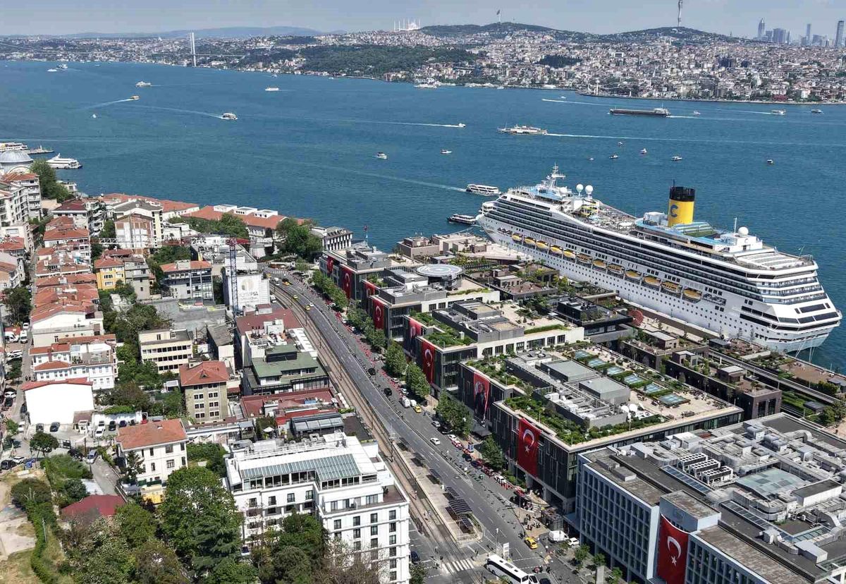 İstanbul'da 19 Mayıs coşkusu, Boğaz'la bütünleşen bayrak manzarası görsel şölen sundu