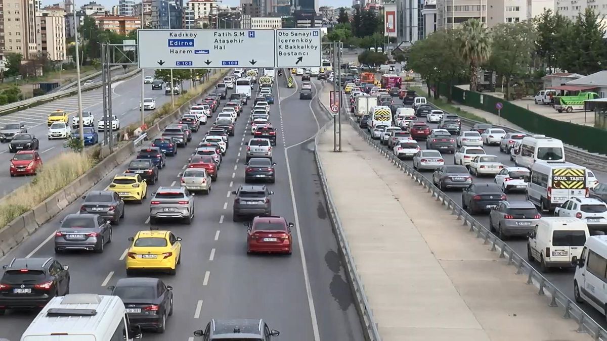 İstanbul'da haftanın ilk iş gününde trafik yoğunluğu yüzde 51 olarak ölçüldü