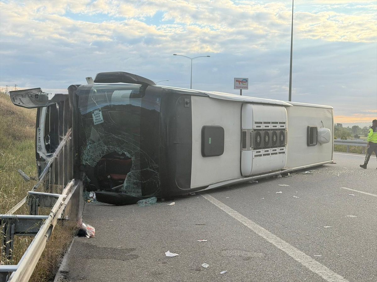 İstanbul-İzmir Otoyolu'nda devrilen yolcu otobüsündeki 25 kişi yaralandı