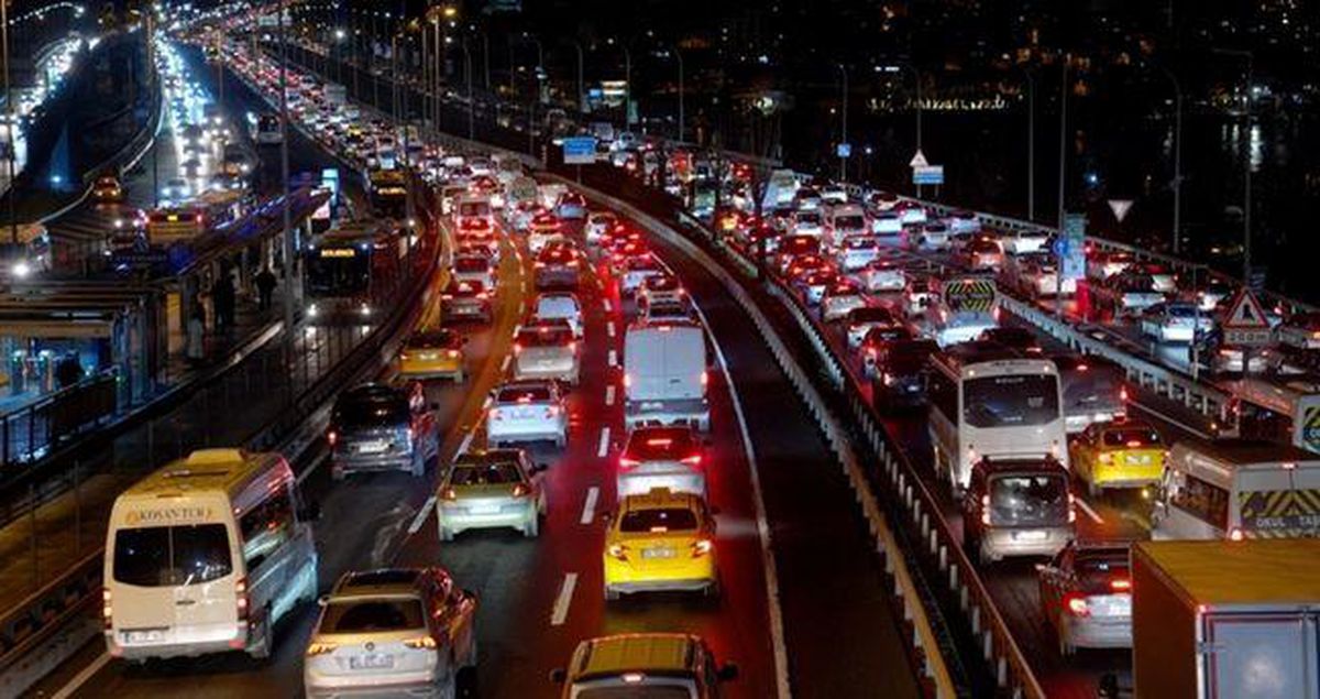 İstanbul'da trafik var mı? SON DAKİKA! 18 Mayıs Pazartesi hangi ilçelerde trafik var, hangi yollar kapalı?