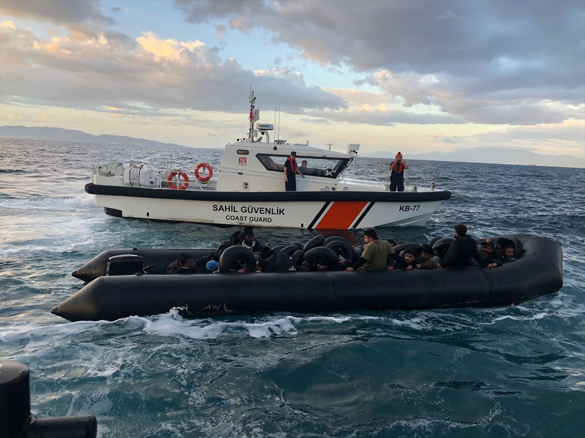 İzmir'de 34 düzensiz göçmen kurtarıldı, 40 göçmen yakalandı