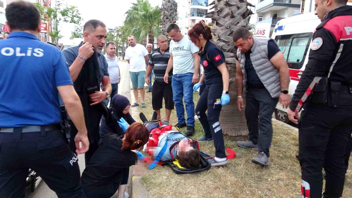 Karşıya geçmeye çalışan gence otomobil çarptı, kız arkadaşı ve annesi sinir krizi geçirdi