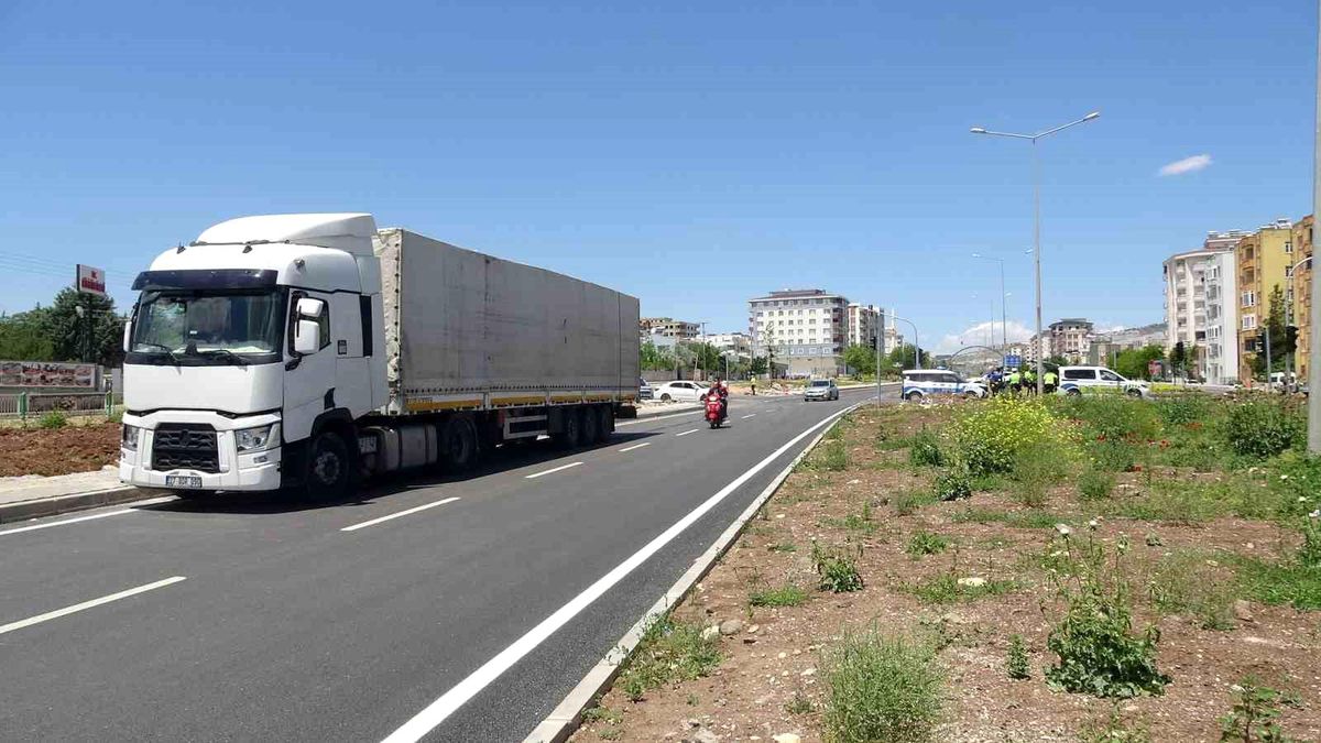 Kilis'te tır ile çarpışan motosikletteki 2 kişi ağır yaralandı