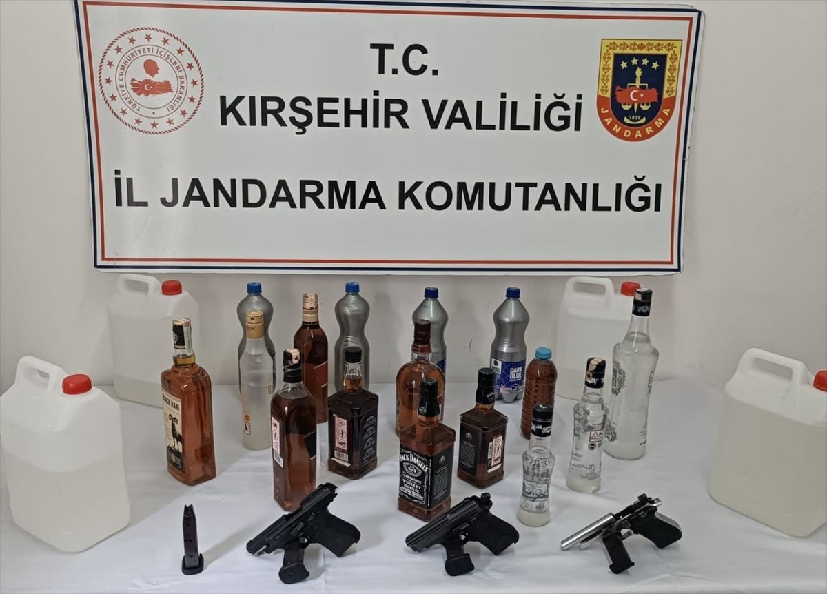 Kırşehir'de 3 ruhsatsız tabanca, sahte içki ve etil alkol ele geçirildi
