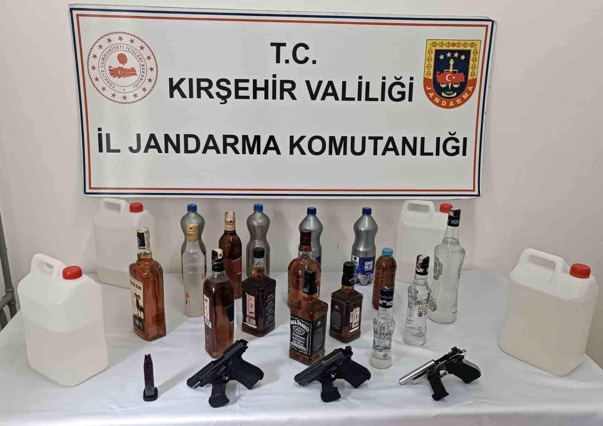 Kırşehir'de kaçak alkol operasyonu: 2 gözaltı