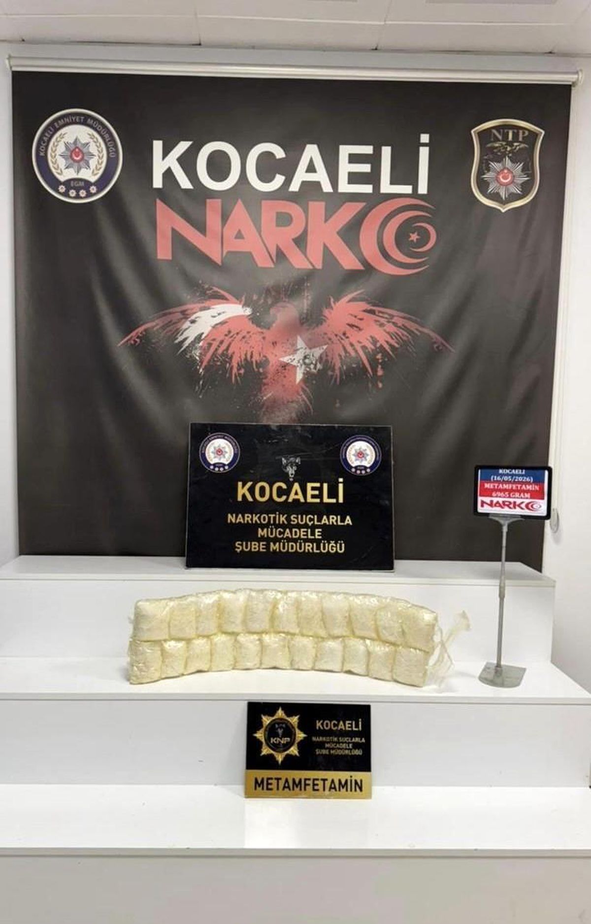 Kocaeli'de vücutlarına sarılı 7 kilo uyuşturucuyla yakalanan 2 kişi tutuklandı