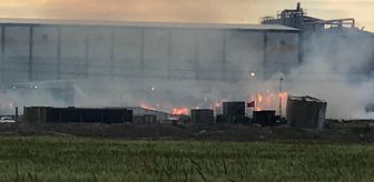 Konya'da kağıt fabrikasında çıkan yangına müdahale ediliyor