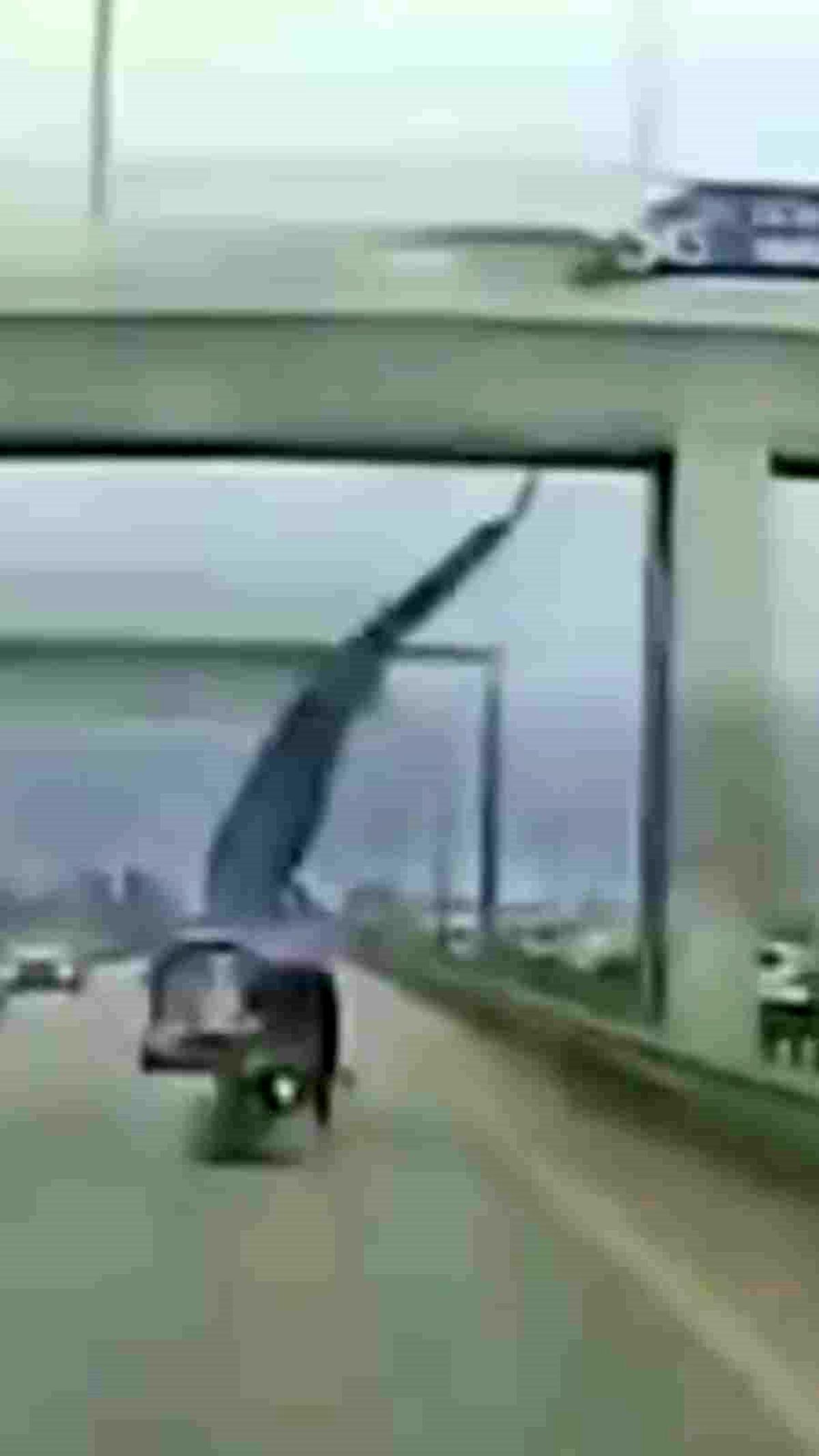 Köprüden sarkan reklam afişi motosikletliyi savurdu